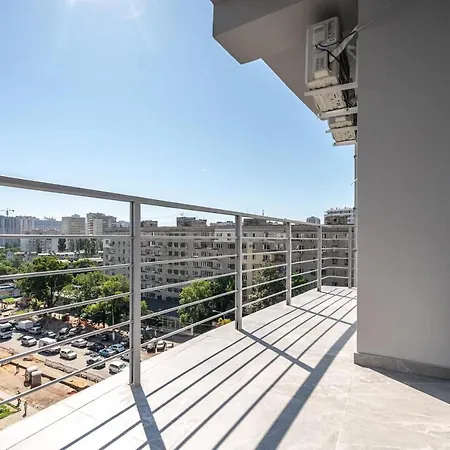 стильная с балконом на 5 фонтана Apartment Odesa