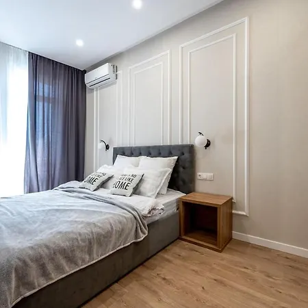 стильная с балконом на 5 фонтана Apartment