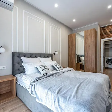 стильная с балконом на 5 фонтана Apartment Odesa