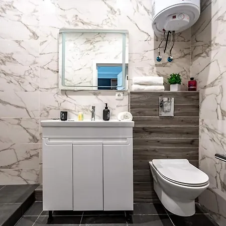 стильная с балконом на 5 фонтана Apartment *