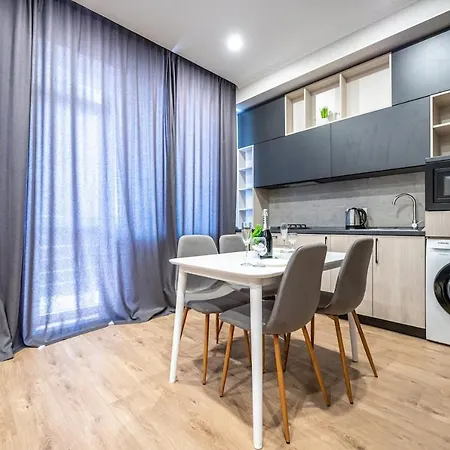 Apartment стильная с балконом на 5 фонтана