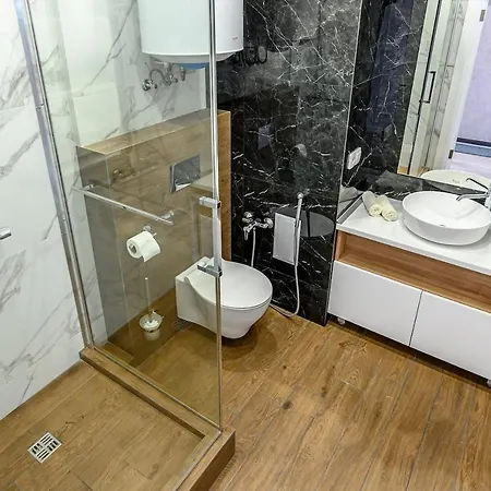 стильная с балконом на 5 фонтана Apartment