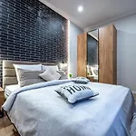стильная с балконом на 5 фонтана Appartement *