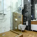 стильная с балконом и двумя спальнями Апартаменти