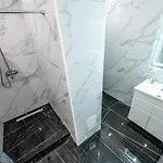 Апартаменти стильная с балконом и двумя спальнями