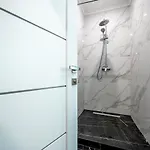 стильная с балконом и двумя спальнями Апартаменти