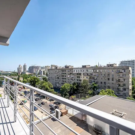 стильная с балконом на 5 фонтана Appartement *