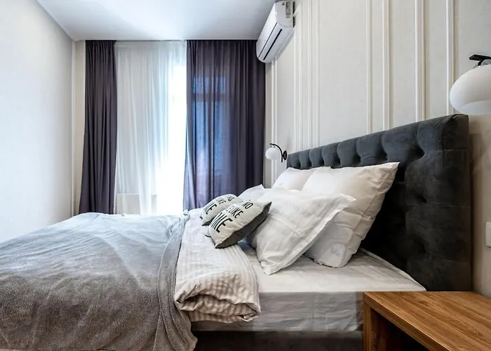 стильная с балконом на 5 фонтана Appartement *