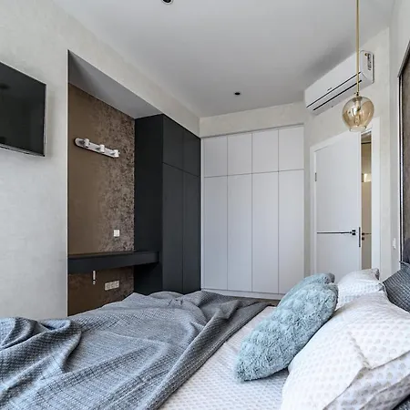 стильная с балконом на 5 фонтана דירה *