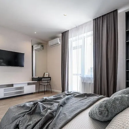 стильная с балконом на 5 фонтана דירה *